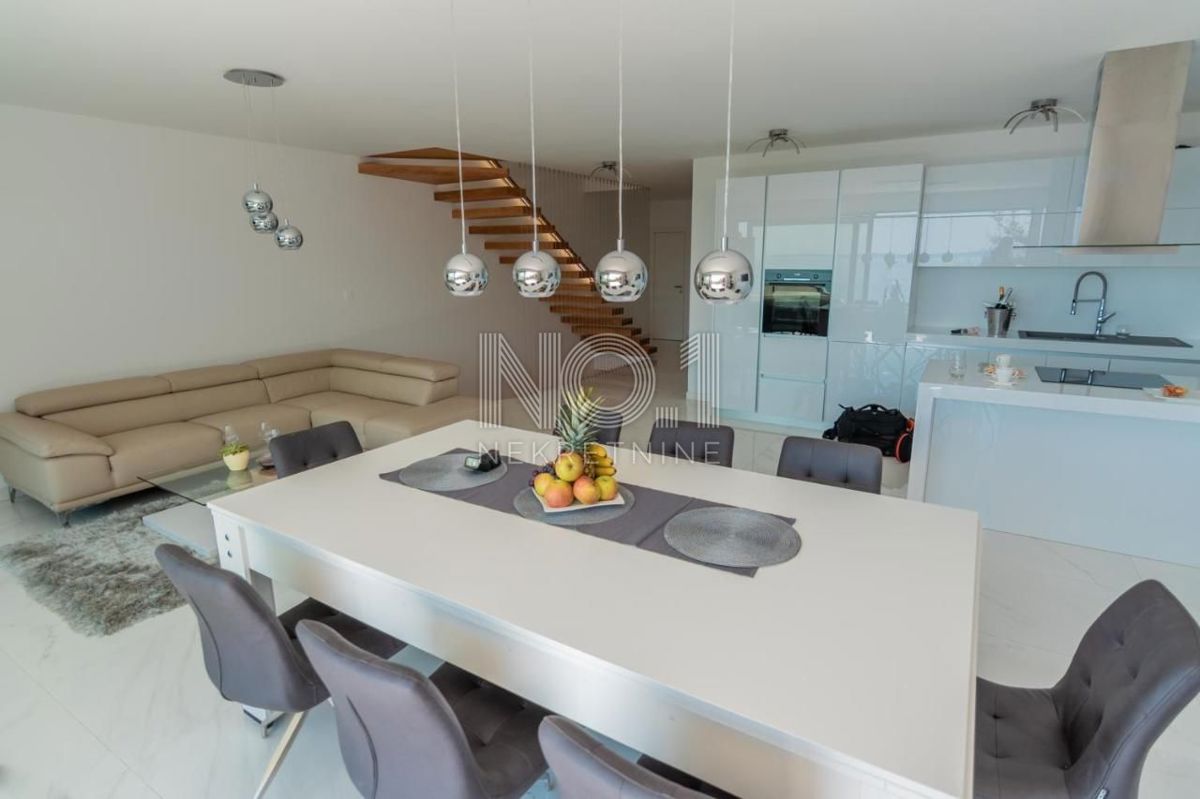 Pobri - prodaja penthousea z bazenom