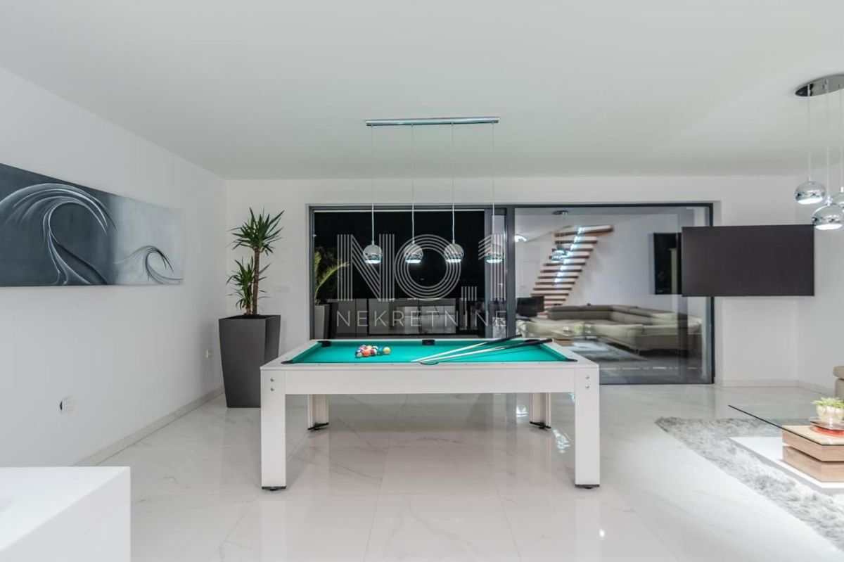 Pobri - prodaja penthousea z bazenom