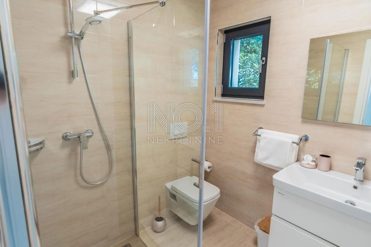Pobri - prodaja penthousea z bazenom