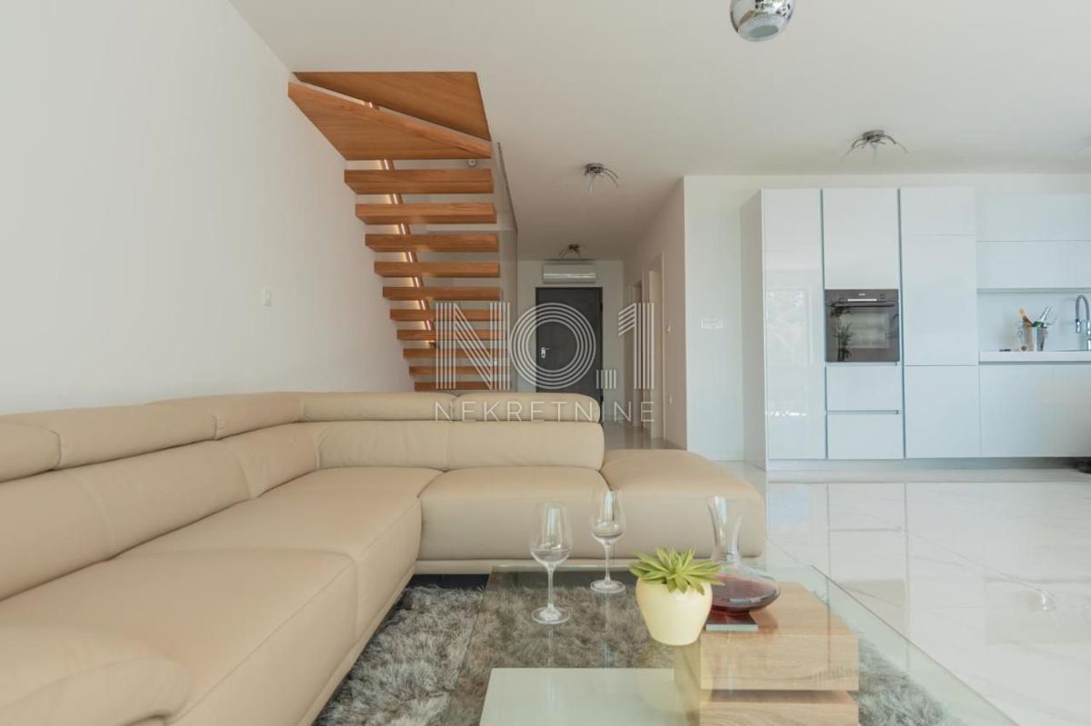 Pobri - prodaja penthousea z bazenom
