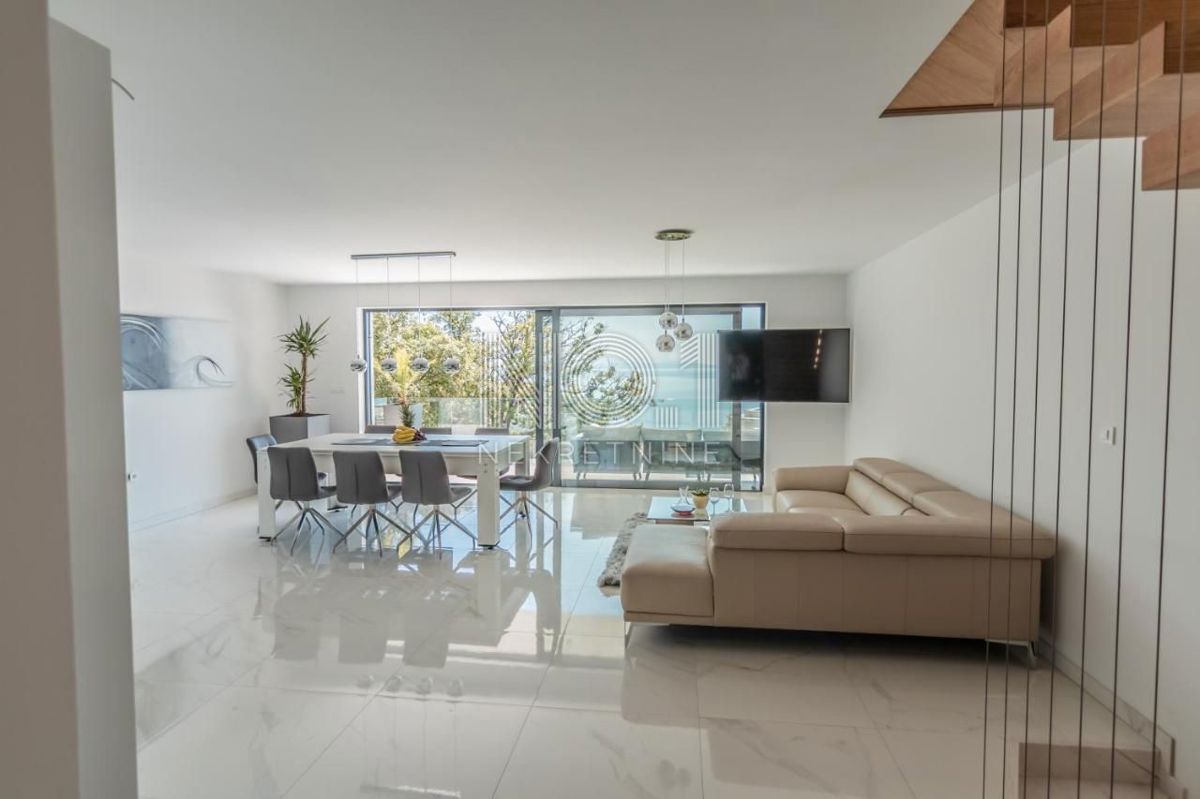 Pobri - prodaja penthousea z bazenom