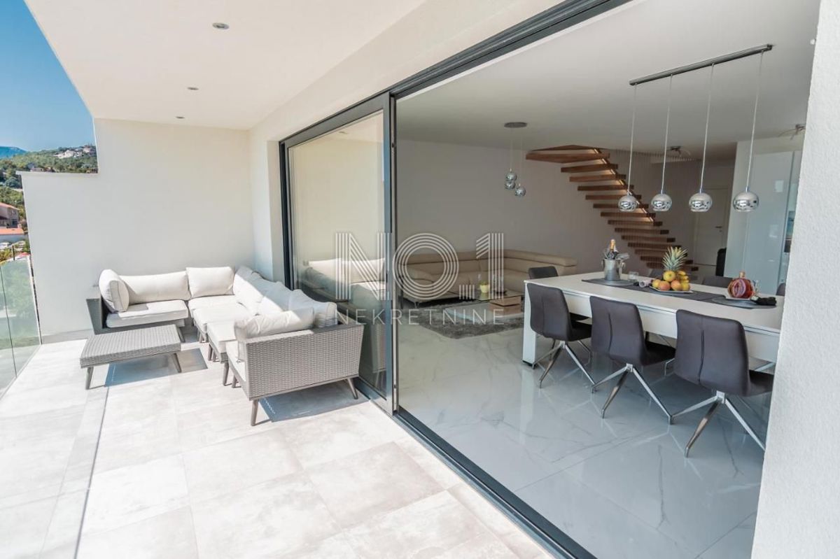 Pobri - prodaja penthousea z bazenom