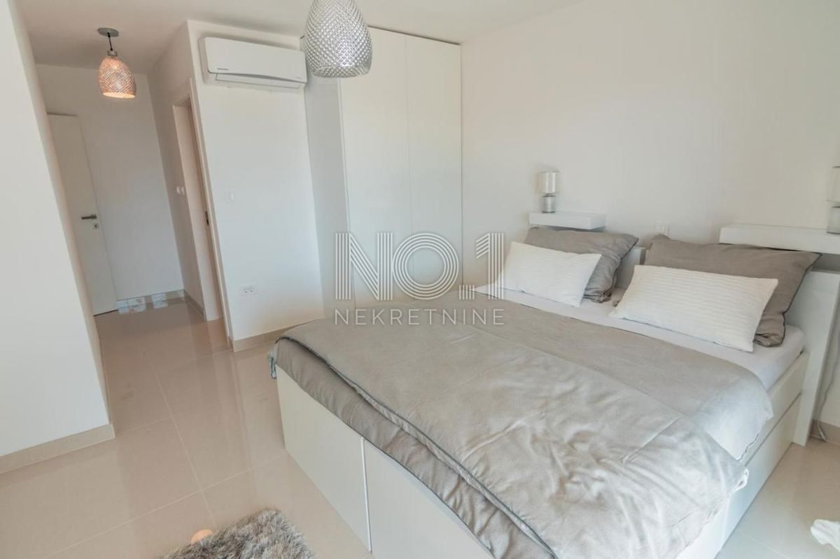 Pobri - prodaja penthousea z bazenom