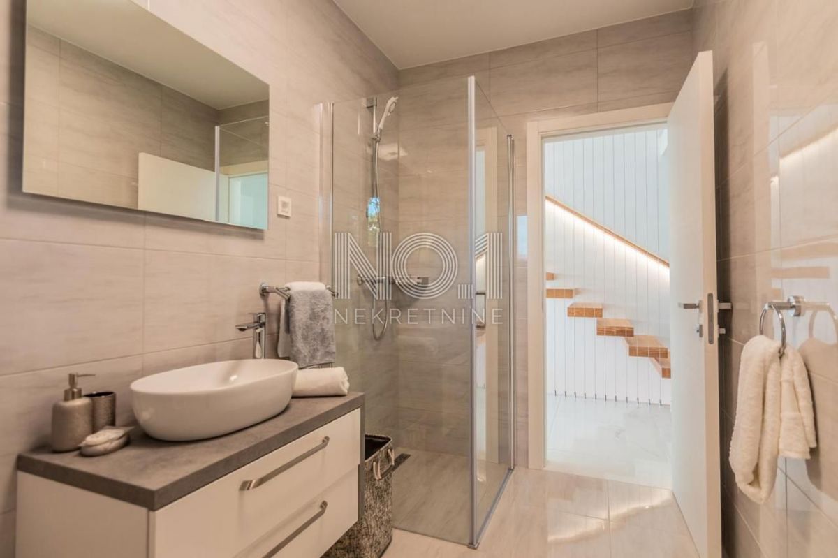Pobri - prodaja penthousea z bazenom