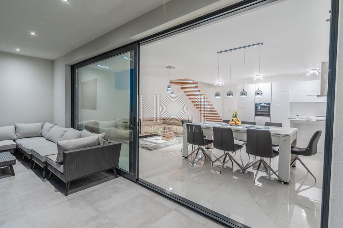 Pobri - prodaja penthousea z bazenom