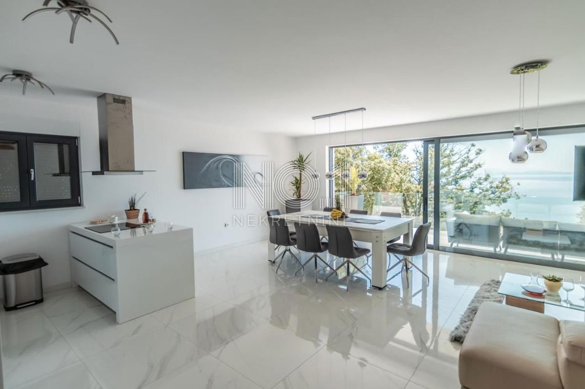 Pobri - prodaja penthousea z bazenom