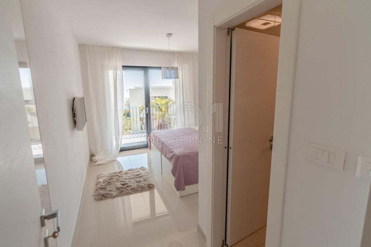Pobri - prodaja penthousea z bazenom