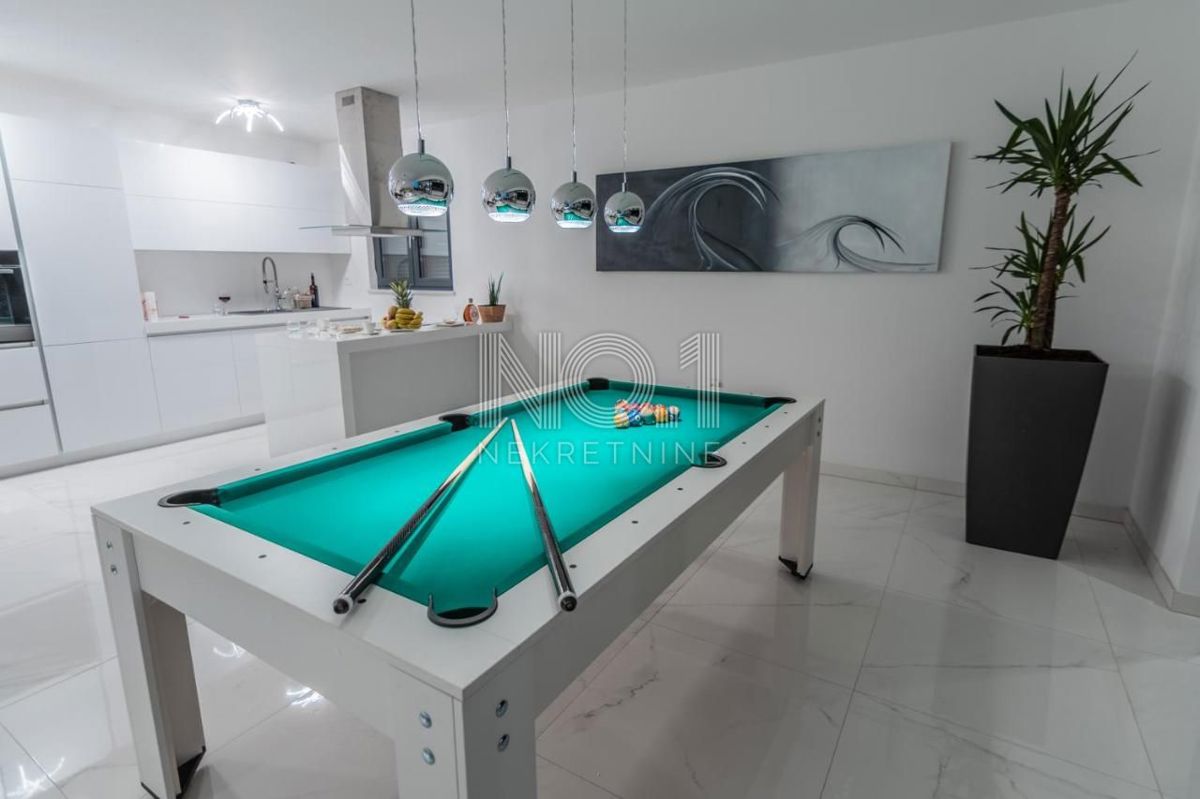 Pobri - prodaja penthousea z bazenom