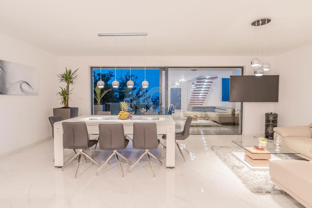 Pobri - prodaja penthousea z bazenom