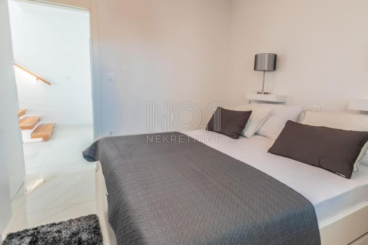 Pobri - prodaja penthousea z bazenom