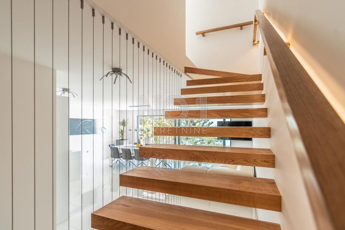 Pobri - prodaja penthousea z bazenom