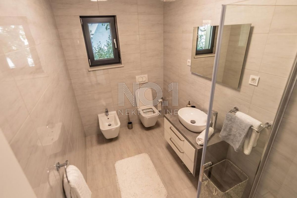 Pobri - prodaja penthousea z bazenom