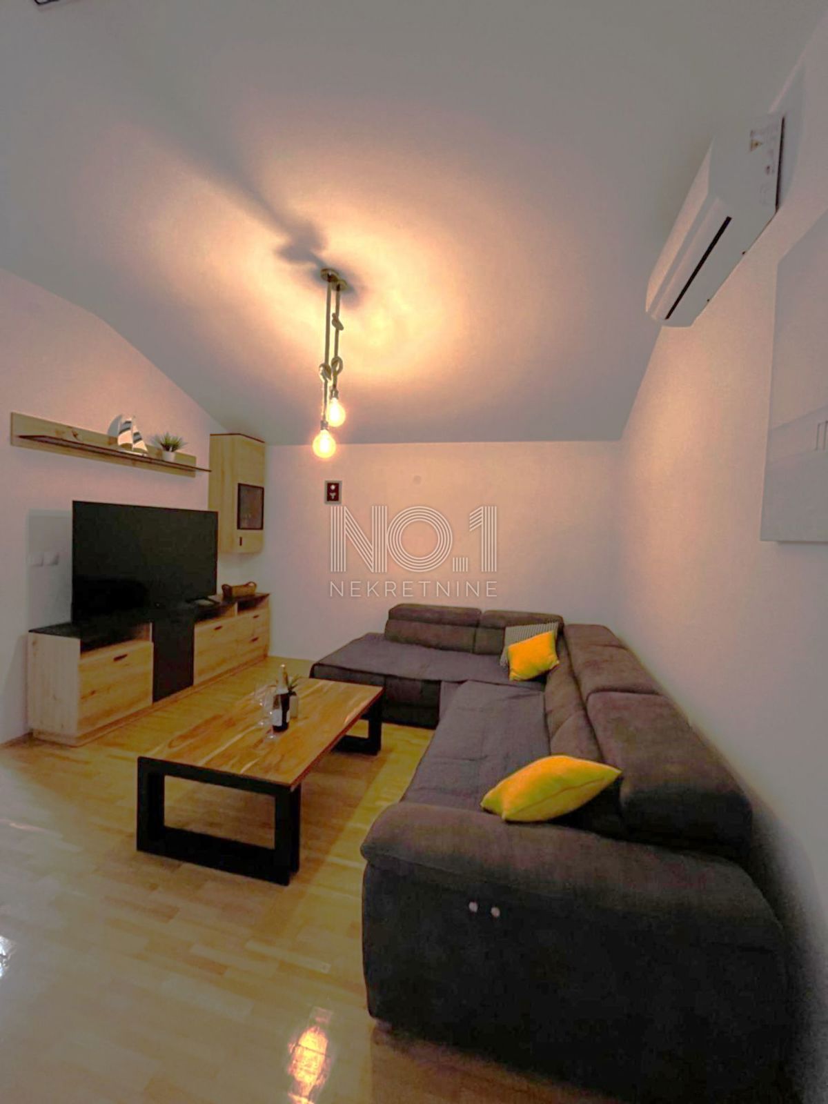 Malinska - prodaja hiše s 5 apartmaji za investicijo
