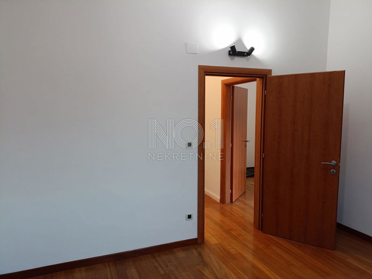 Zamet - prodaja na novo obnovljenega nadstropja s pogledom na morje