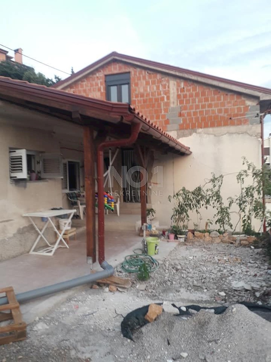 Kostrena - hiša s 5 apartmaji