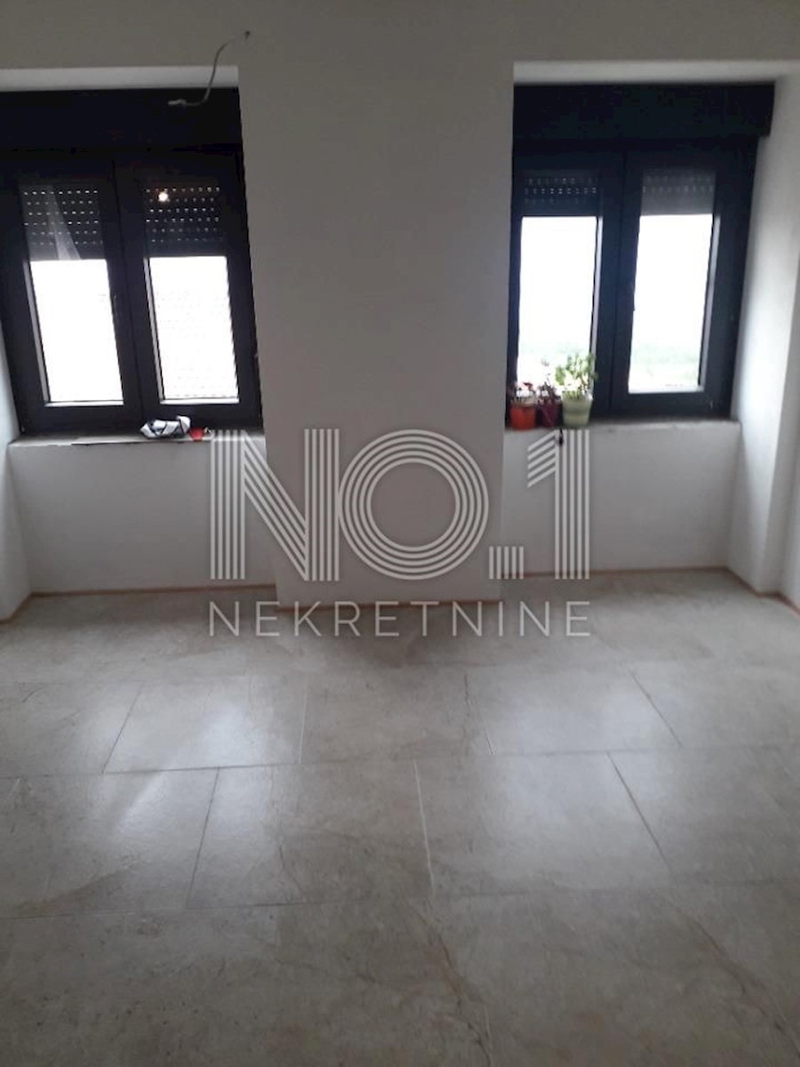Kostrena - hiša s 5 apartmaji