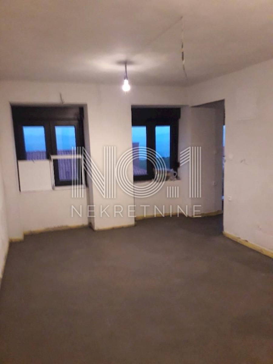 Kostrena - hiša s 5 apartmaji
