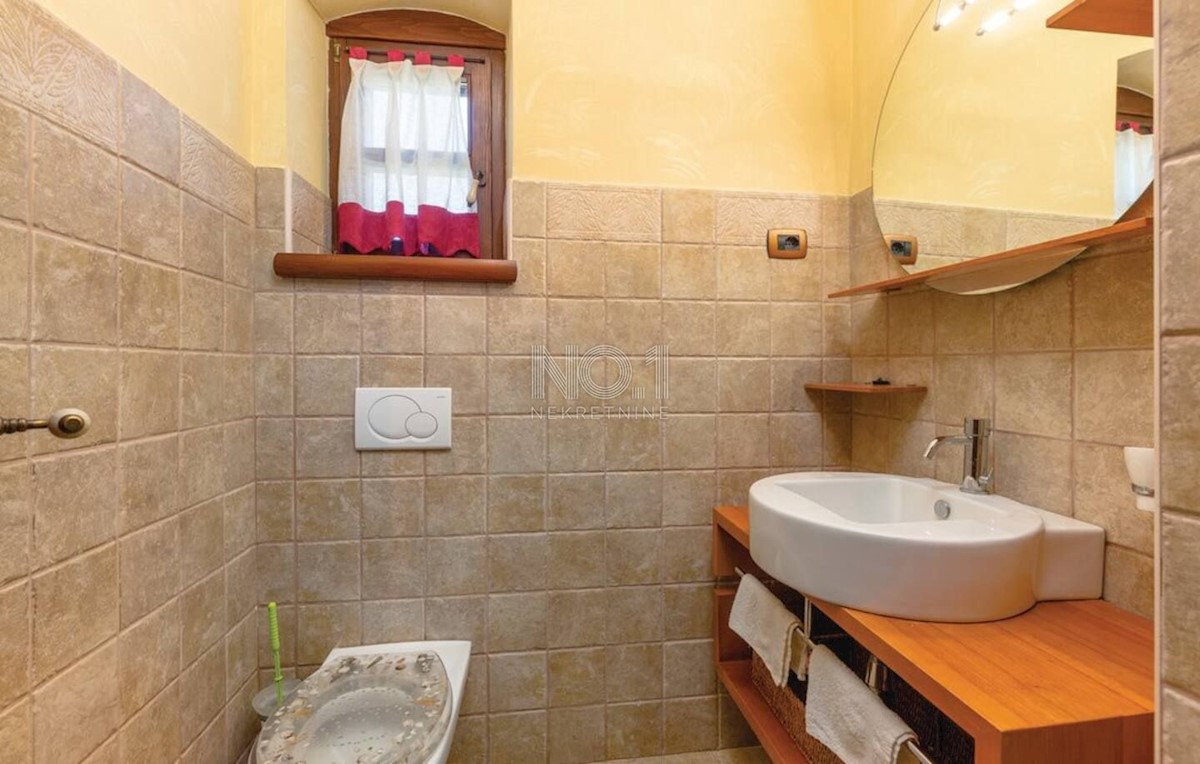 Višnjan - kamnita vila polna udobja