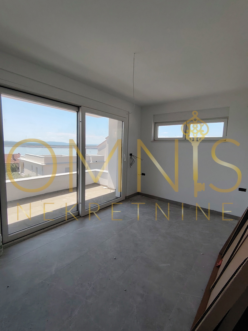 Stanovanje z razgledom na morje in velikimi balkoni – 126 m²