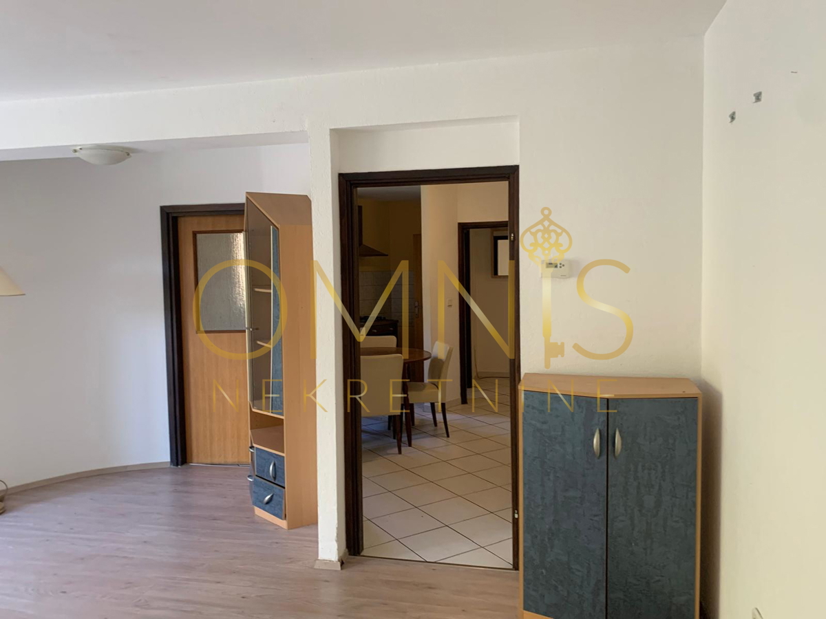 Trosobno stanovanje Pobri, 70 m², garaža