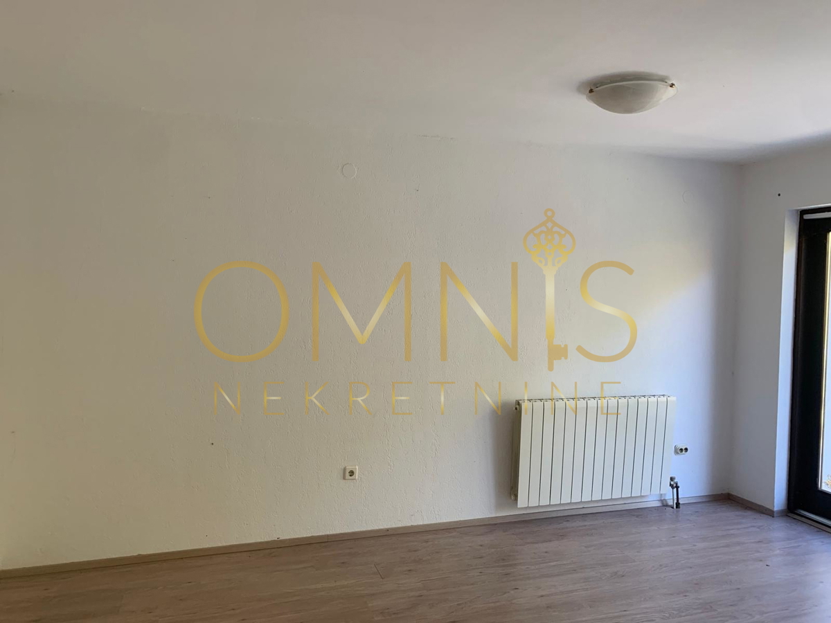 Trosobno stanovanje Pobri, 70 m², garaža