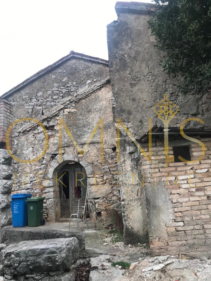 KASTAV – SPINČIĆI, KAMNITA HIŠA 134 m² Z VELIKIM OKOLIŠEM 858 m²