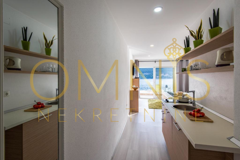 GREBAŠTICA – MINI HOTEL PRVI TRAVNIK OB MORJU! 534 m² Z BAZENOM IN RESTAVRACIJO