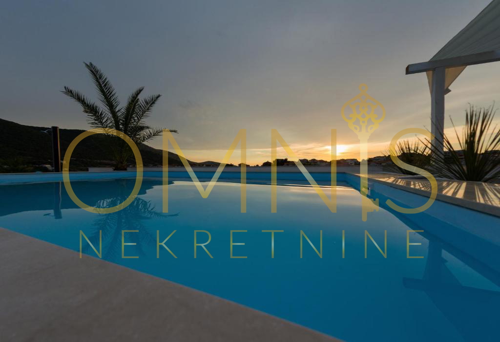 GREBAŠTICA – MINI HOTEL PRVI TRAVNIK OB MORJU! 534 m² Z BAZENOM IN RESTAVRACIJO