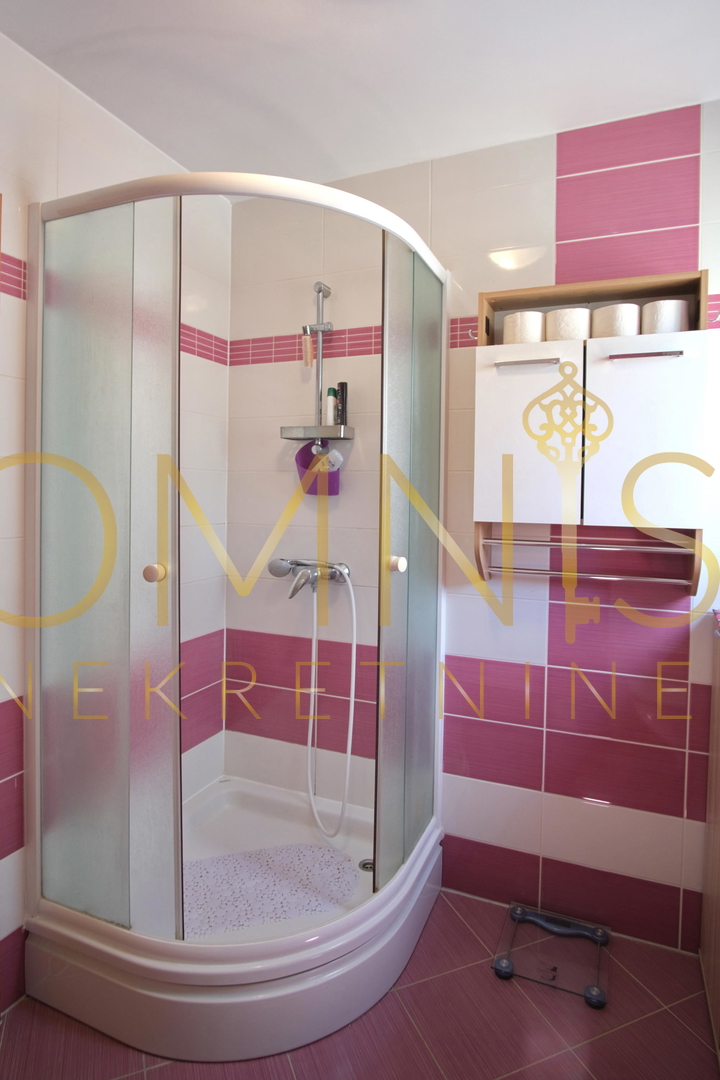 OTOK KRK – KLIMNO, trisobno stanovanje 60 m² z razgledom na morje, 300 m od plaže