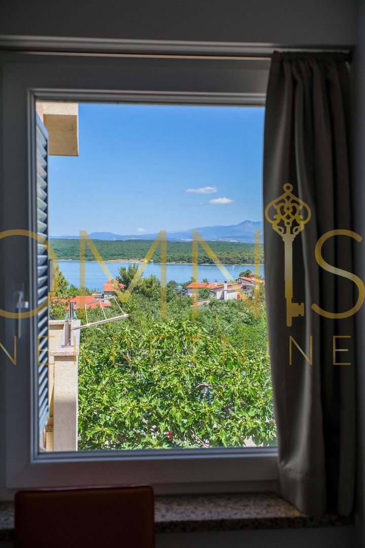OTOK KRK – KLIMNO, trisobno stanovanje 60 m² z razgledom na morje, 300 m od plaže