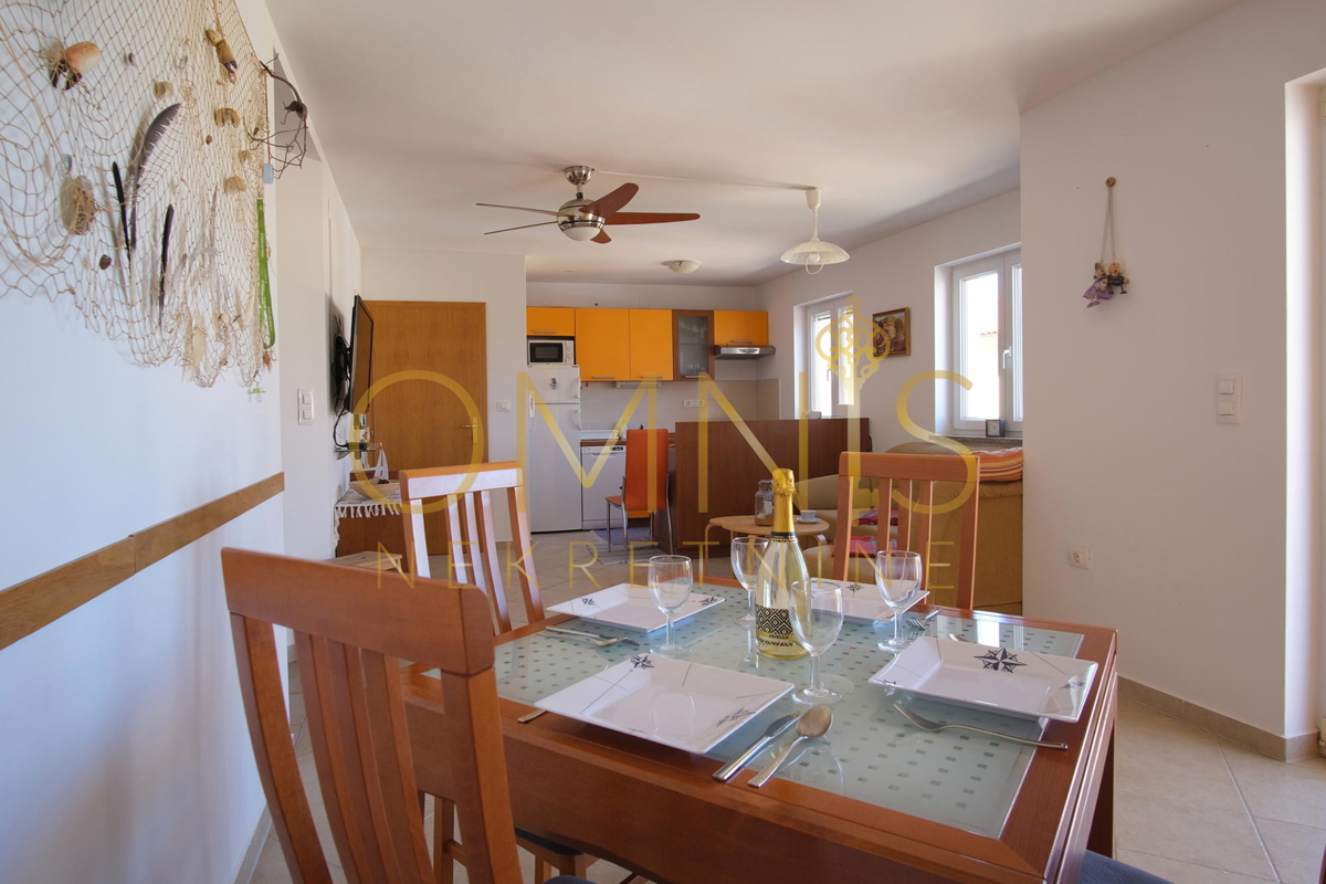 OTOK KRK – KLIMNO, trisobno stanovanje 60 m² z razgledom na morje, 300 m od plaže