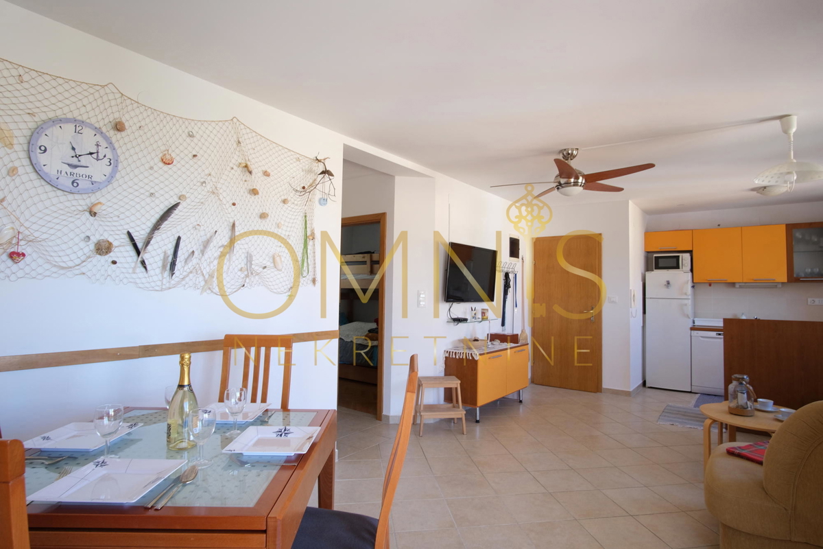 OTOK KRK – KLIMNO, trisobno stanovanje 60 m² z razgledom na morje, 300 m od plaže