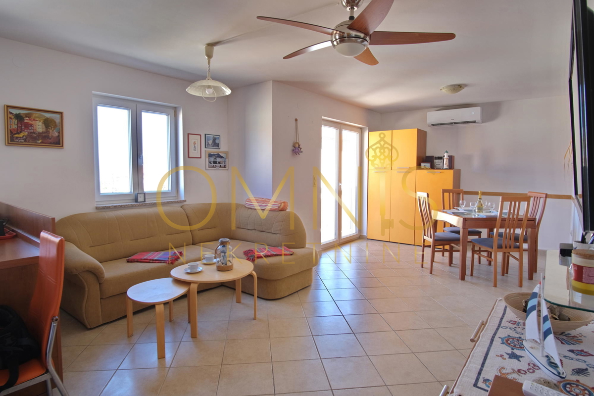 OTOK KRK – KLIMNO, trisobno stanovanje 60 m² z razgledom na morje, 300 m od plaže