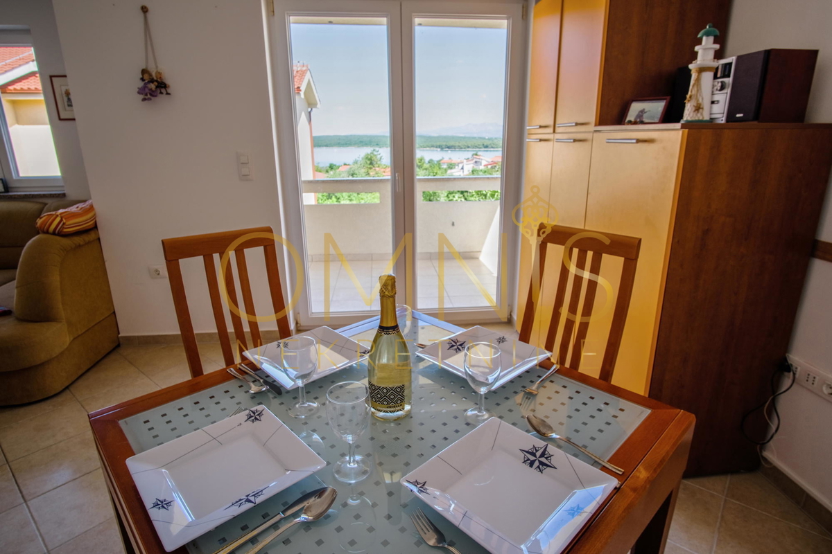 OTOK KRK – KLIMNO, trisobno stanovanje 60 m² z razgledom na morje, 300 m od plaže