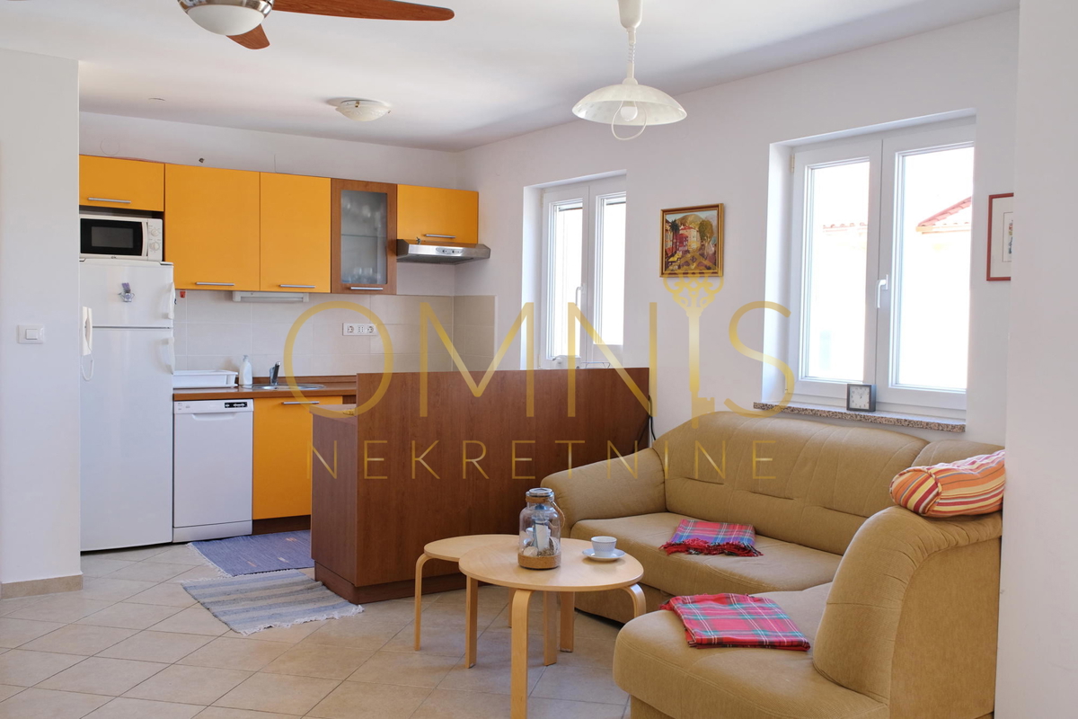 OTOK KRK – KLIMNO, trisobno stanovanje 60 m² z razgledom na morje, 300 m od plaže