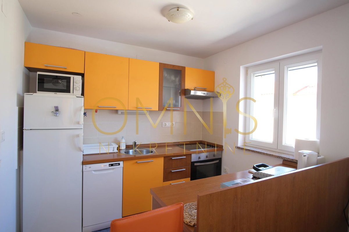 OTOK KRK – KLIMNO, trisobno stanovanje 60 m² z razgledom na morje, 300 m od plaže