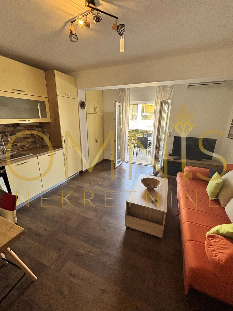 Čudovito stanovanje ZA PRODAJO v Njivicah, 300 m OD MORJA!