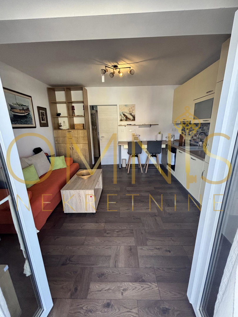 Čudovito stanovanje ZA PRODAJO v Njivicah, 300 m OD MORJA!