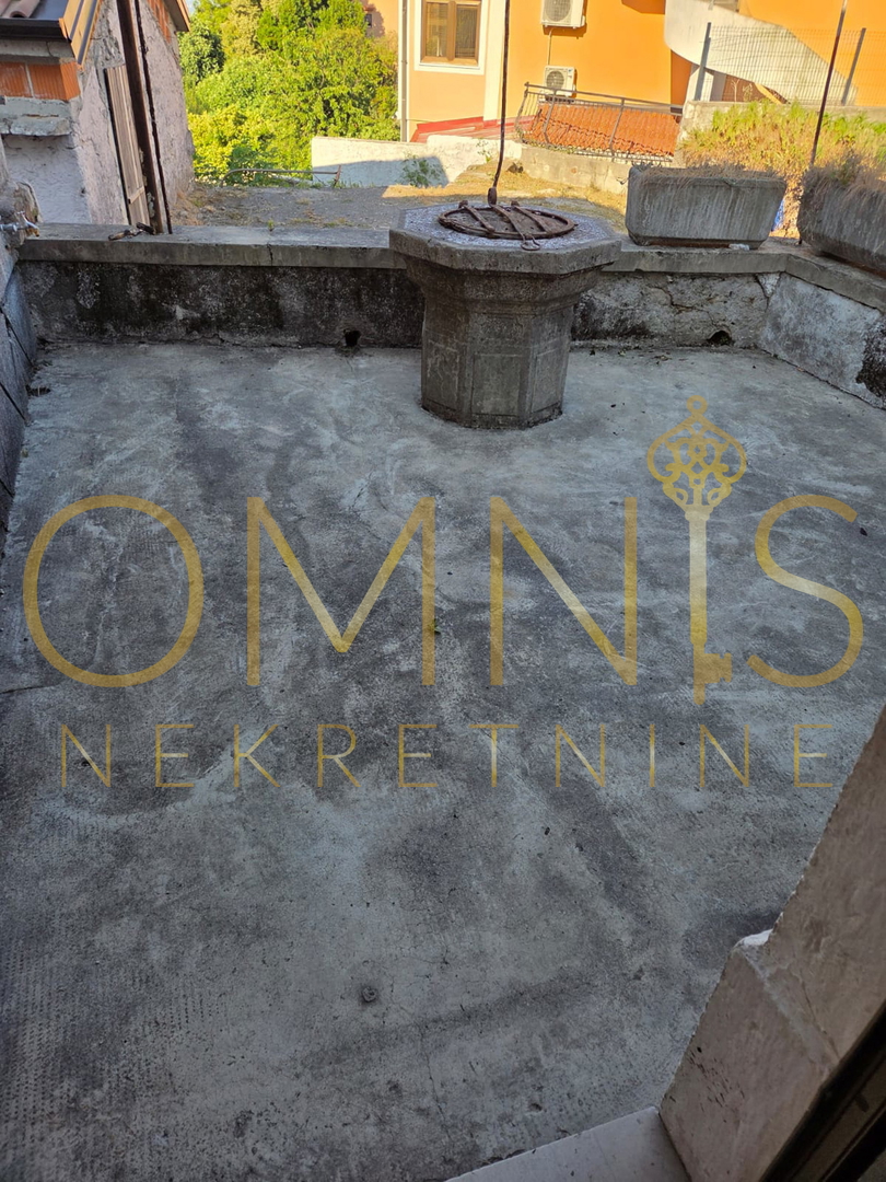 Hiša Marčelji, Viškovo - kamnita hiša s pomožnim objektom in prostornim dvoriščem