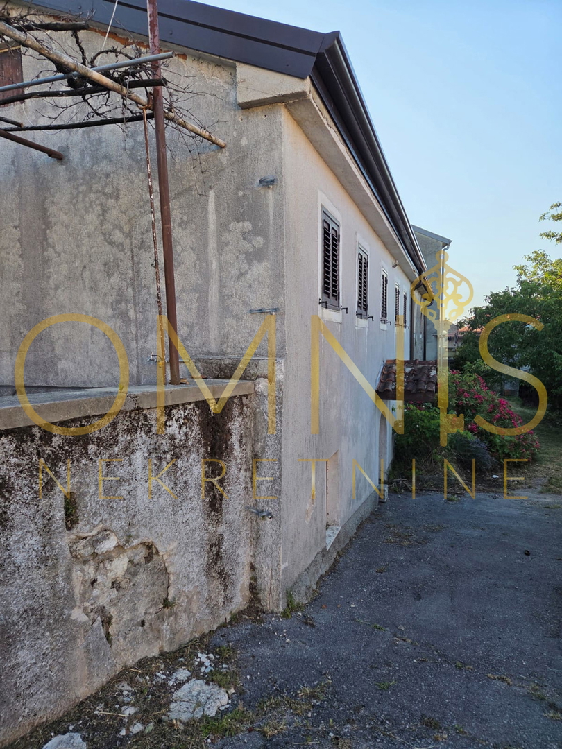 Hiša Marčelji, Viškovo - kamnita hiša s pomožnim objektom in prostornim dvoriščem