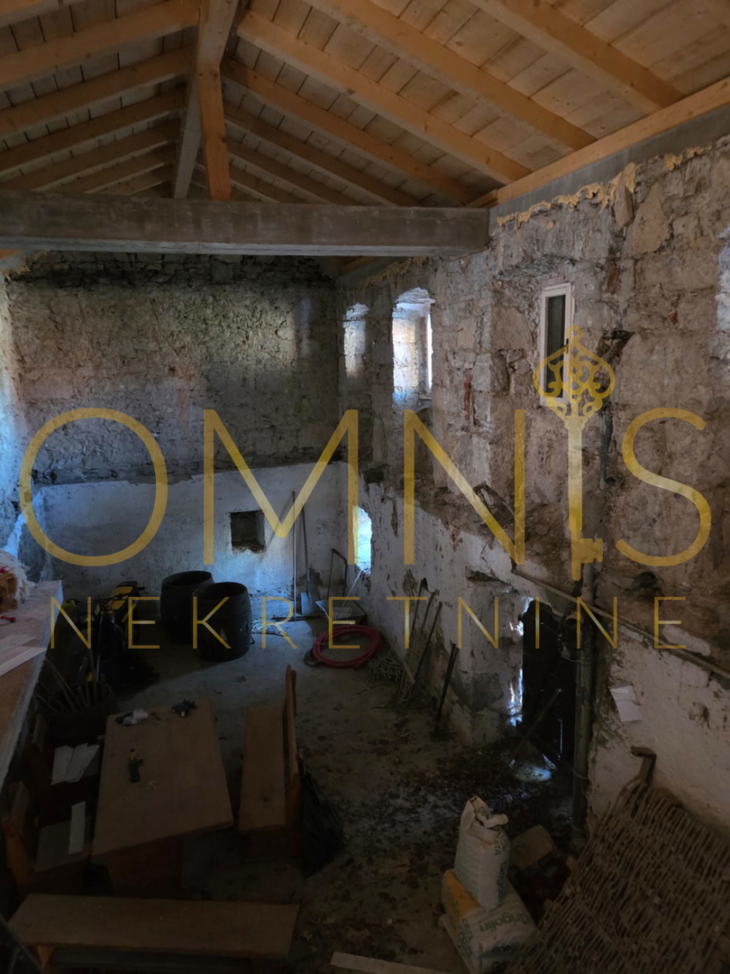 Hiša Marčelji, Viškovo - kamnita hiša s pomožnim objektom in prostornim dvoriščem