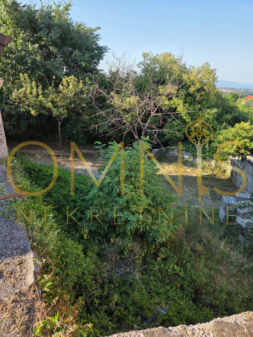 Hiša Marčelji, Viškovo - kamnita hiša s pomožnim objektom in prostornim dvoriščem