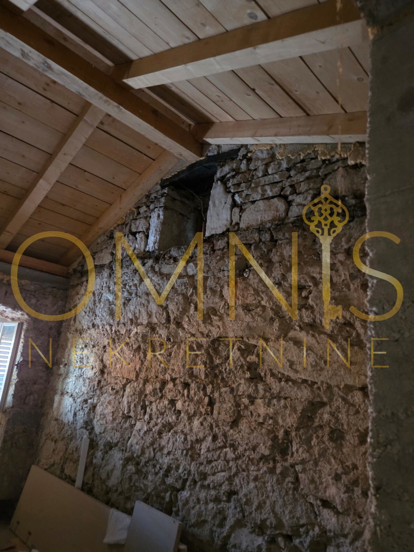 Hiša Marčelji, Viškovo - kamnita hiša s pomožnim objektom in prostornim dvoriščem