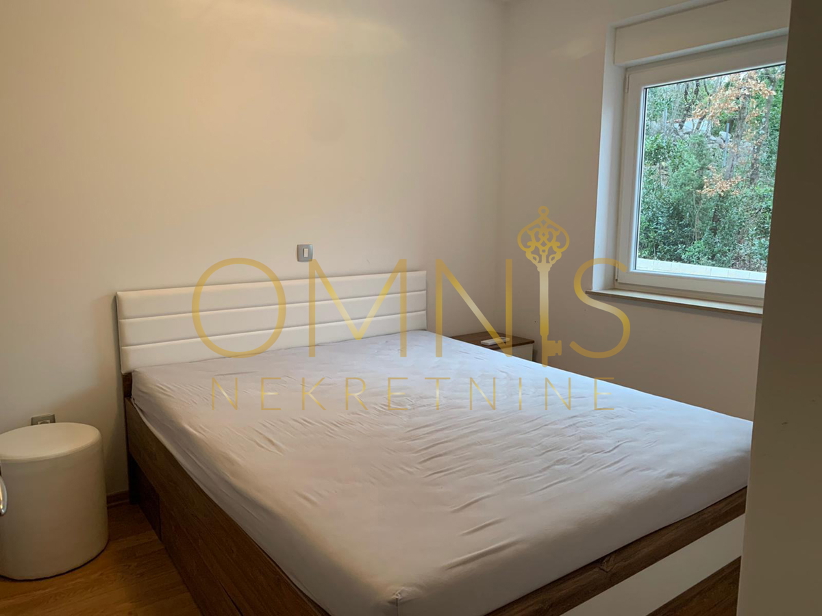 CRIKVENICA – DRAMALJ | Moderna 3-prostorska stanovanje z veliko teraso, 200 m od morja