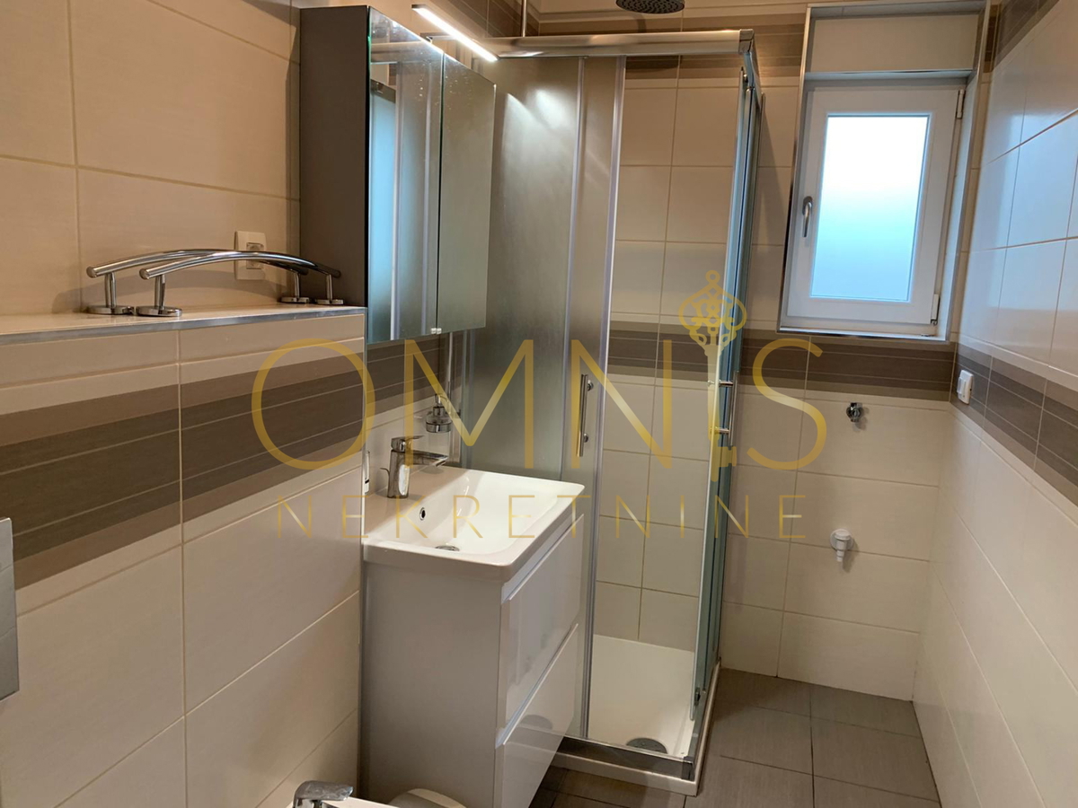 CRIKVENICA – DRAMALJ | Moderna 3-prostorska stanovanje z veliko teraso, 200 m od morja