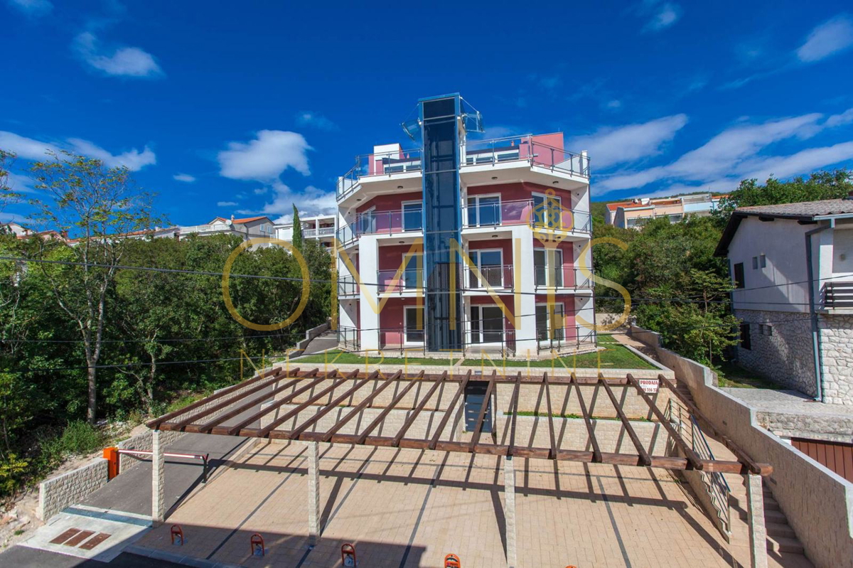 CRIKVENICA – DRAMALJ | Moderna 3-prostorska stanovanje z veliko teraso, 200 m od morja