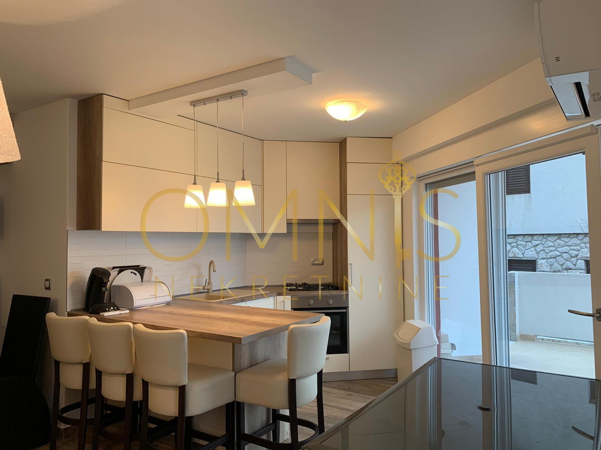 CRIKVENICA – DRAMALJ | Moderna 3-prostorska stanovanje z veliko teraso, 200 m od morja