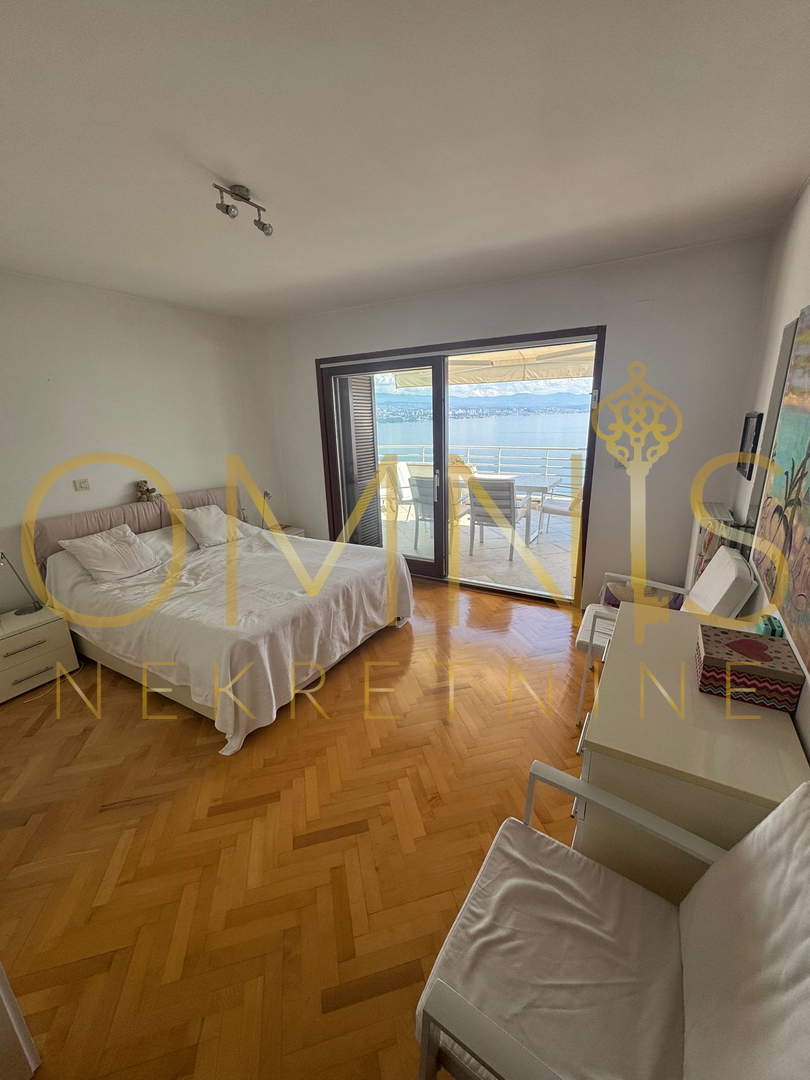 OPATIJA – DVONADSTROPNO STANOVANJE V VILI S PANORAMSKIM RAZGLEDOM NA MORJE
