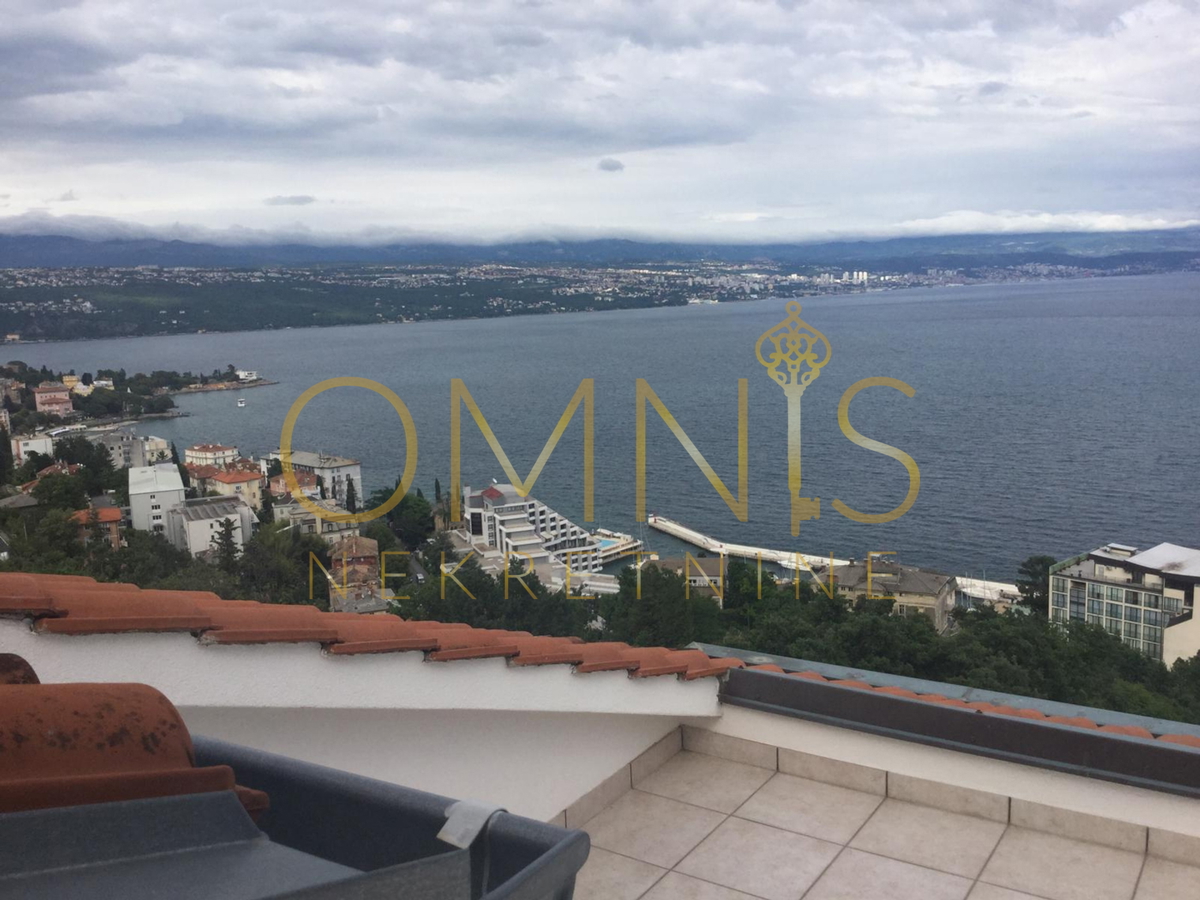 OPATIJA – DVONADSTROPNO STANOVANJE V VILI S PANORAMSKIM RAZGLEDOM NA MORJE