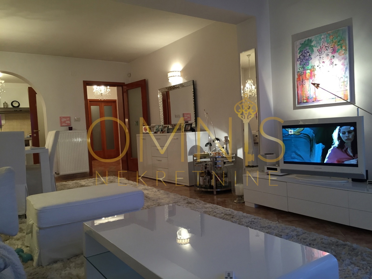 OPATIJA – DVONADSTROPNO STANOVANJE V VILI S PANORAMSKIM RAZGLEDOM NA MORJE
